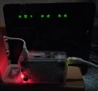 Egen Raspberry Pi webserver med modem & router i baggrunden